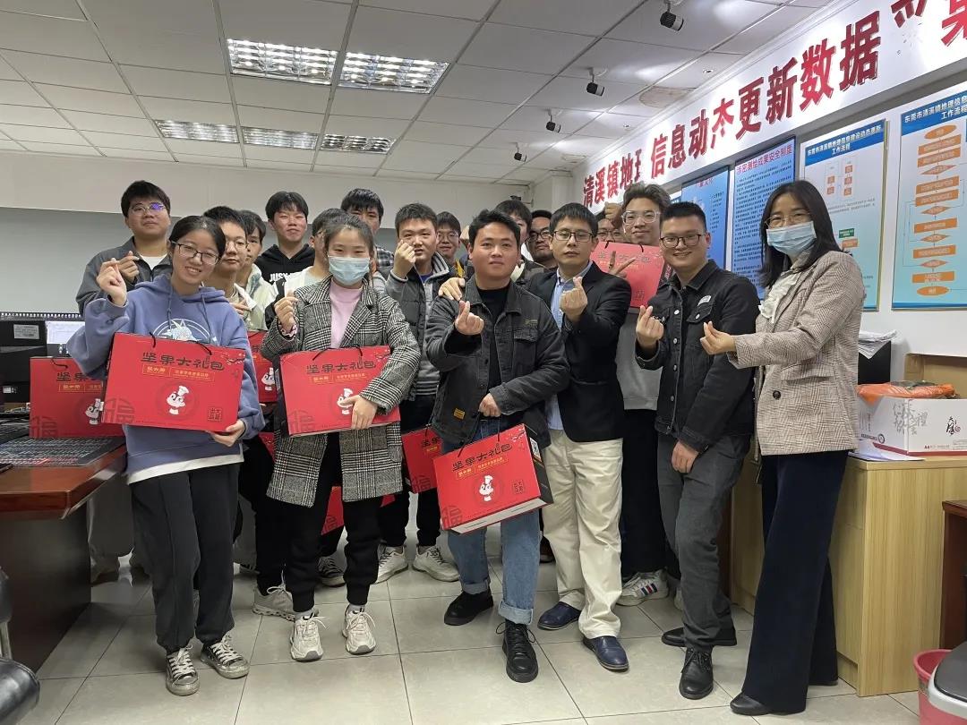 走访慰问，，，，，年货上门，，，，，尊龙凯时人生就是搏集团多项行动确保项目部员工“就地”过好年！